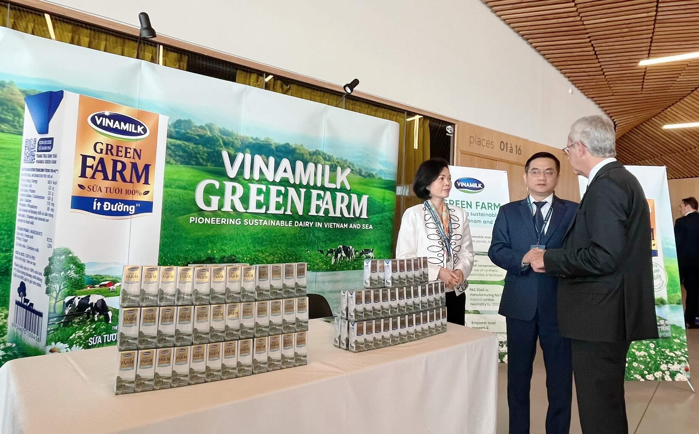 ong richard hall va cac dai dien vinamilk green farm